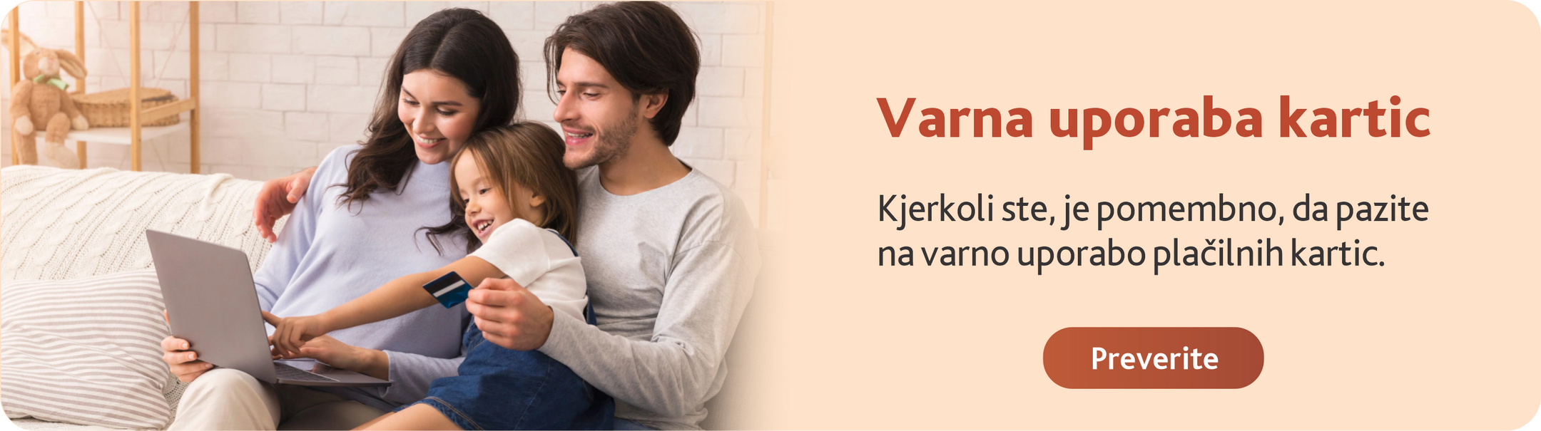 Družina na kavču kupuje preko spleta