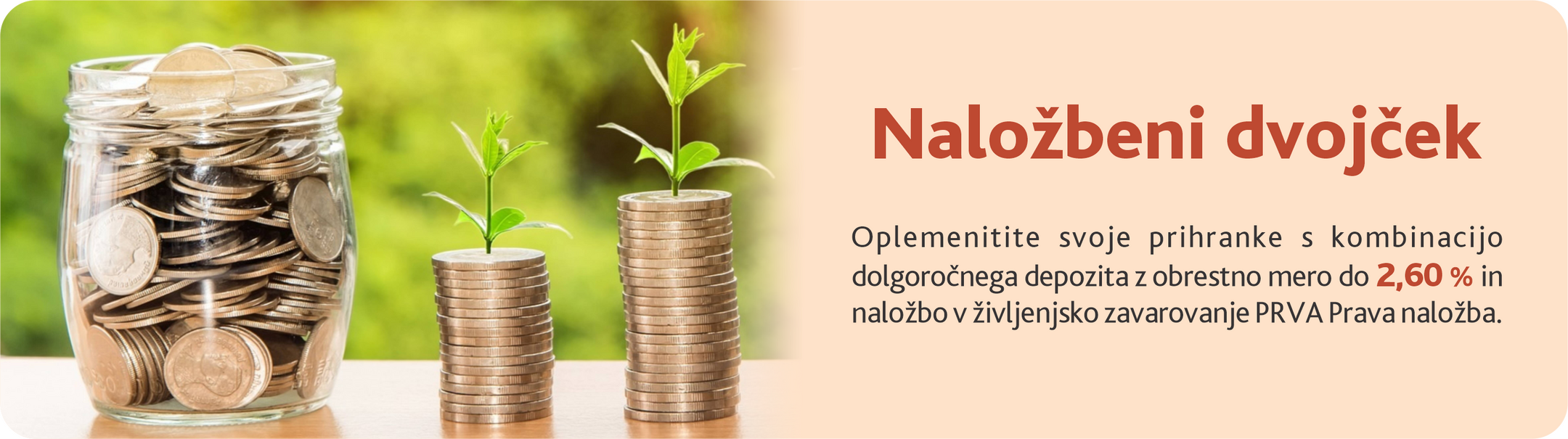 Steklena posoda s kovanci in dva stolpiča kovancev na mizi