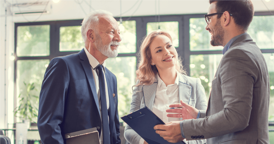 Bančni svetovalec se pogovarja s stranko