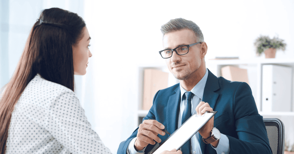 Pogovor med bančnikom in stranko v poslovalnici