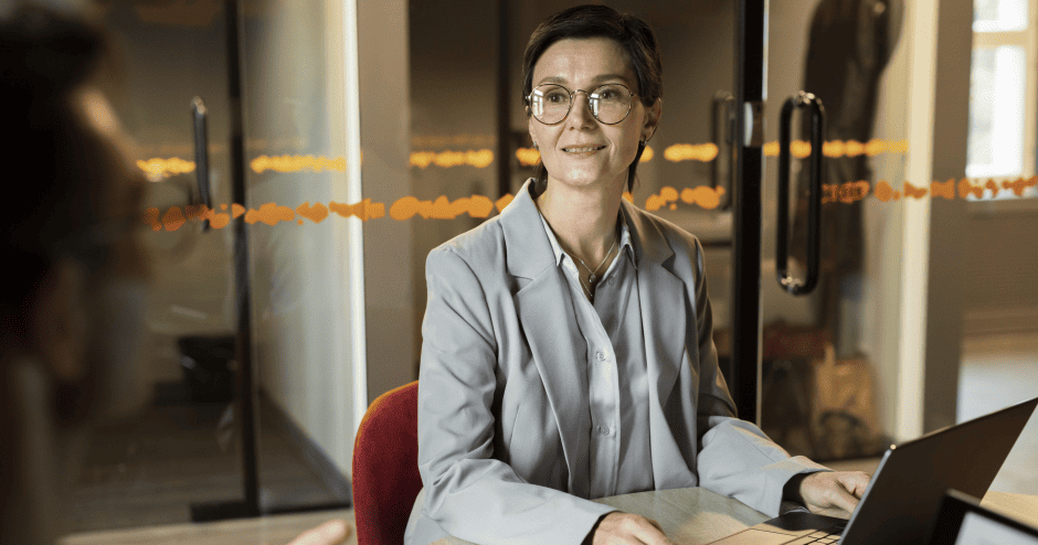 Sodelavka ob računalniku v pisarni.