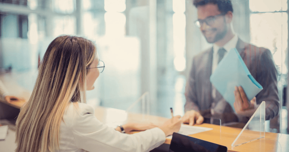 Pogovor med mlajšim gospodom in bančno svetovalko. 