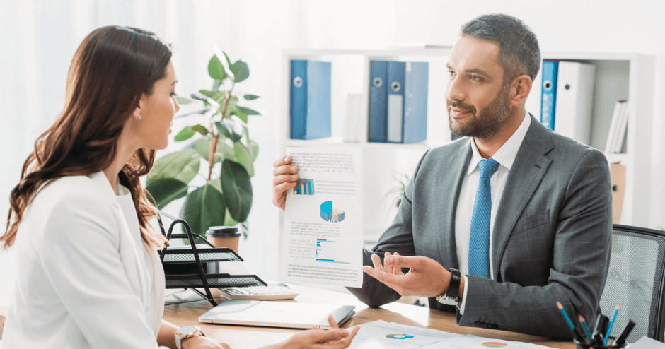 Pogovor med bančnikom in stranko v poslovalnici